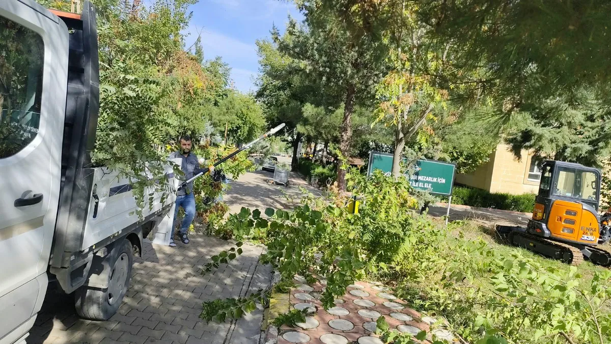 ASRİ MEZARLIĞI’NDA KAPSAMLI BAKIM ÇALIŞMASI