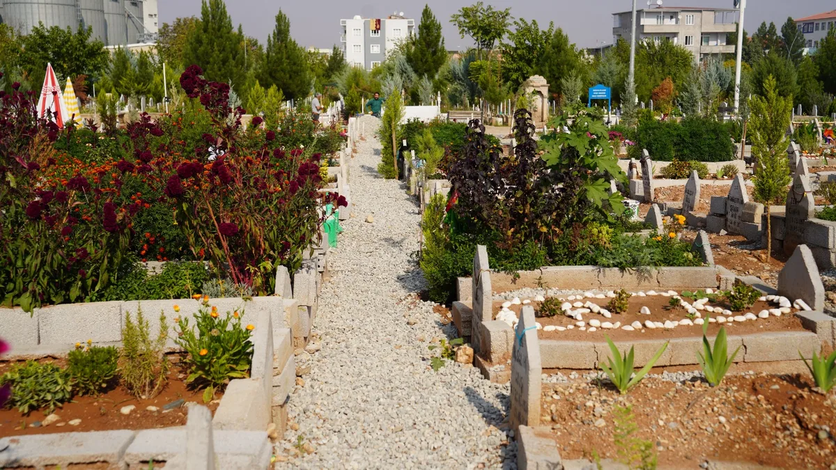 ASRİ MEZARLIK’TA KIŞ ÖNCESİ DÜZENLEME ÇALIŞMALARI