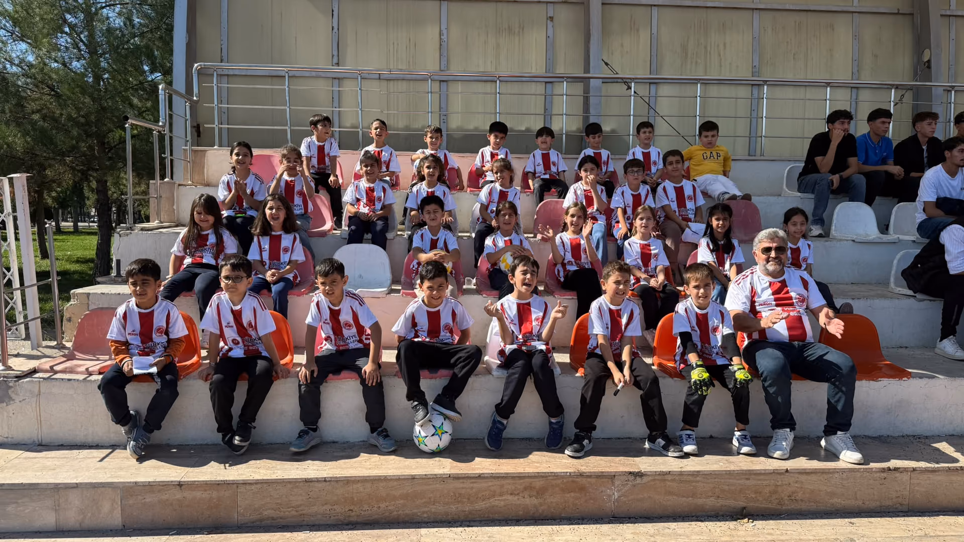 ATATÜRK İLKOKULUNDA MİNİKLERE PETROLSPOR FORMASI SÜRPRİZİ