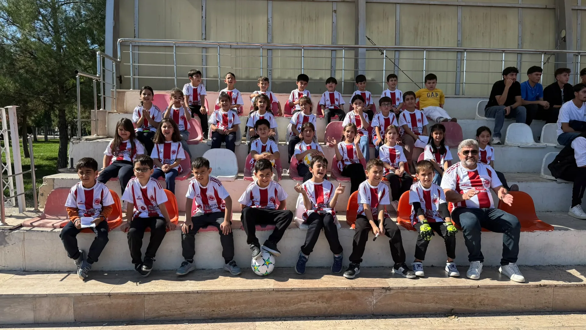 ATATÜRK İLKOKULUNDA MİNİKLERE PETROLSPOR FORMASI SÜRPRİZİ