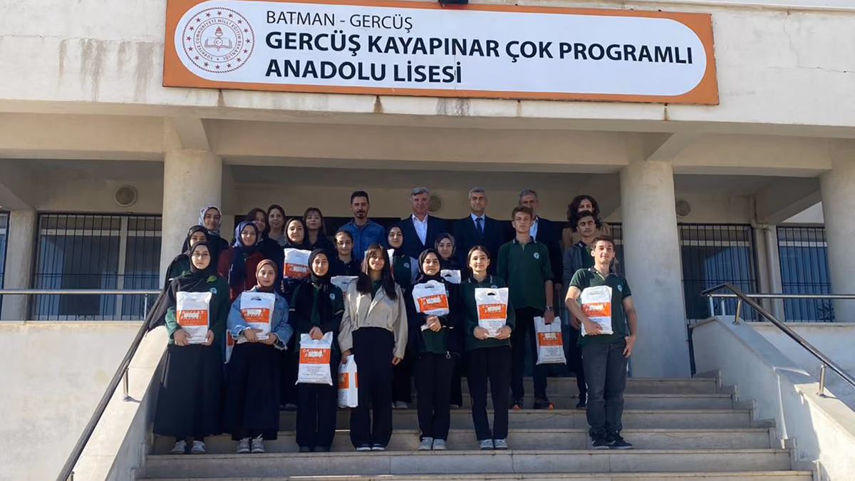 BAŞKAN ÖZHAN’DAN ÜNİVERSİTE ADAYLARINA KİTAP DESTEĞİ