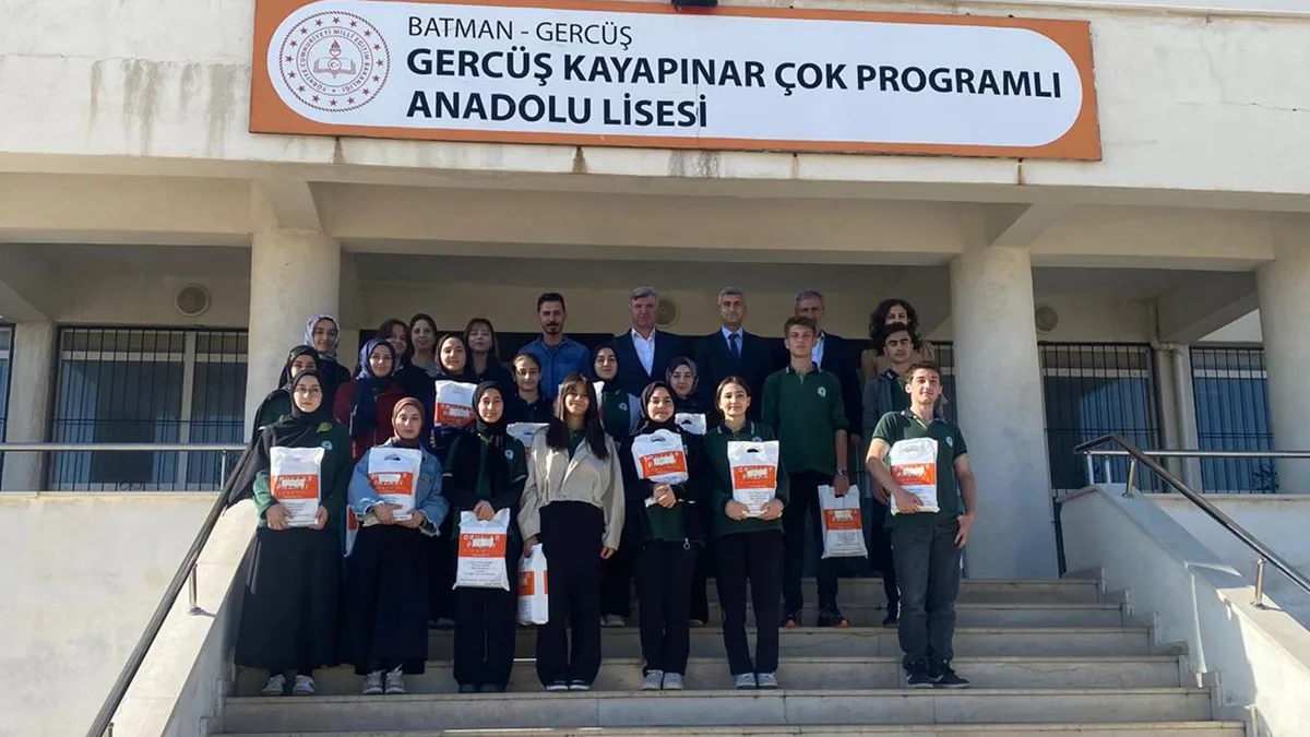 BAŞKAN ÖZHAN’DAN ÜNİVERSİTE ADAYLARINA KİTAP DESTEĞİ