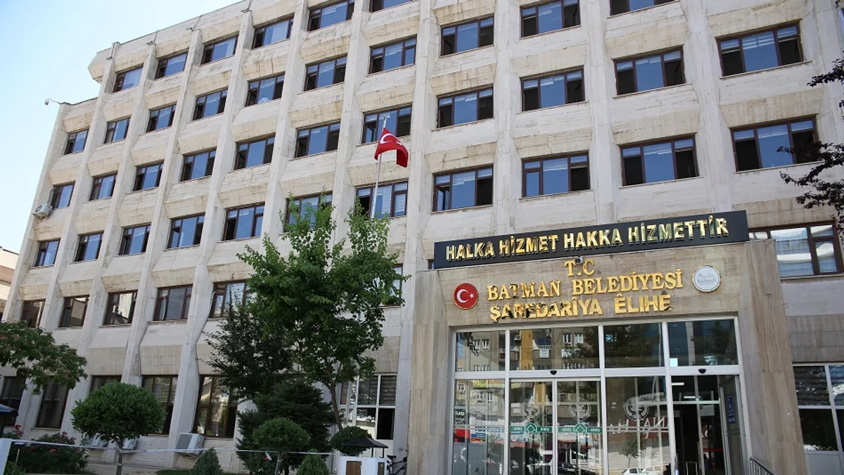 BATMAN BELEDİYESİ: “GEÇİCİ KAZILAR DEĞİL, KALICI HİZMETLER KONUŞULMALI”