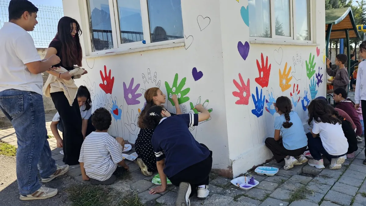 ÇOCUKLAR DUVARLARI RENKLENDİRDİ
