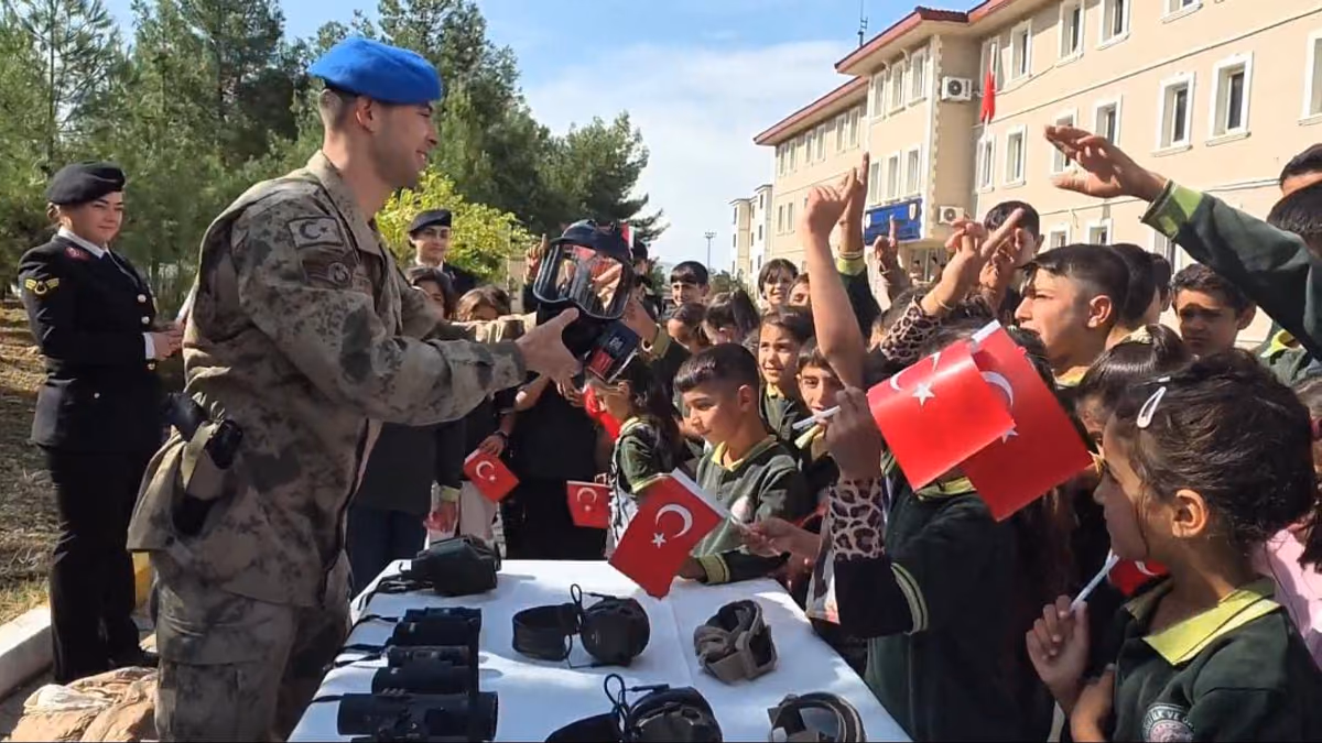 GERCÜŞ’TE ÖĞRENCİLER JANDARMAYI YAKINDAN TANIDI