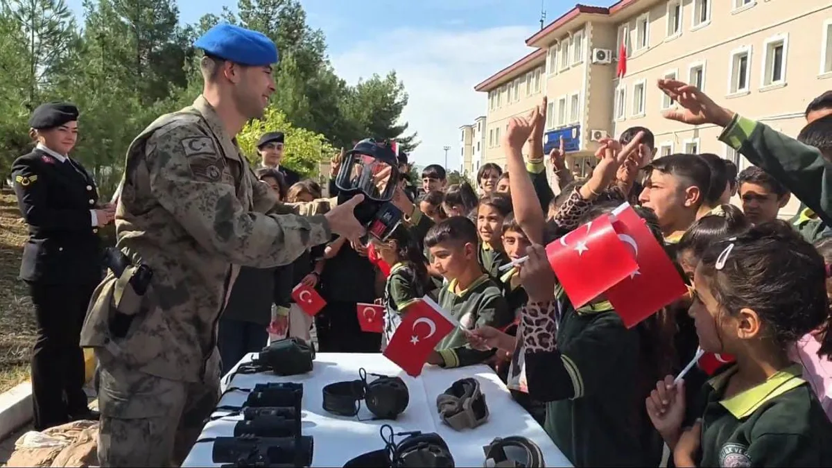 GERCÜŞ’TE ÖĞRENCİLER JANDARMAYI YAKINDAN TANIDI