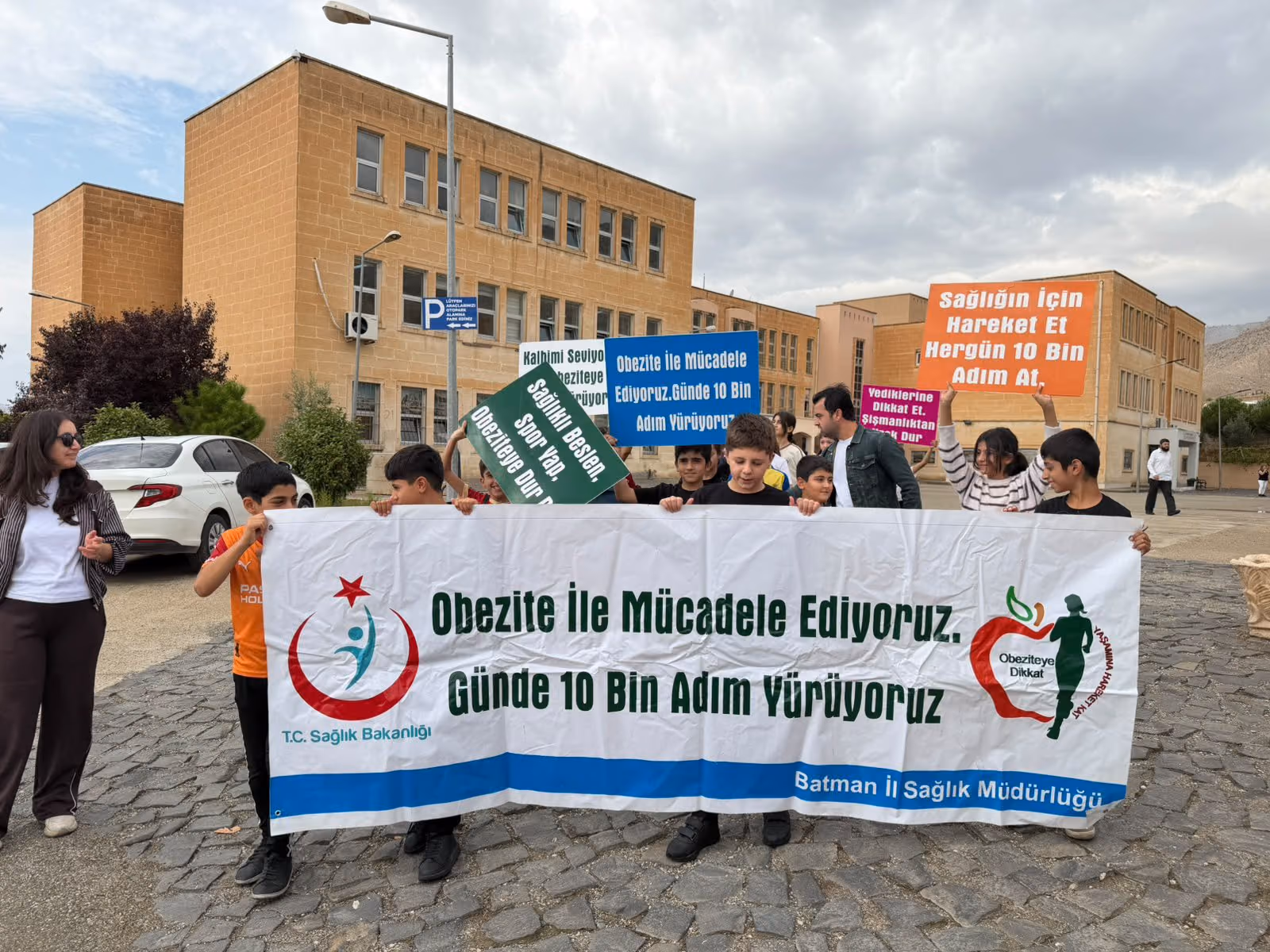 HASANKEYF’TE ÖĞRENCİLER SAĞLIK İÇİN YÜRÜDÜ