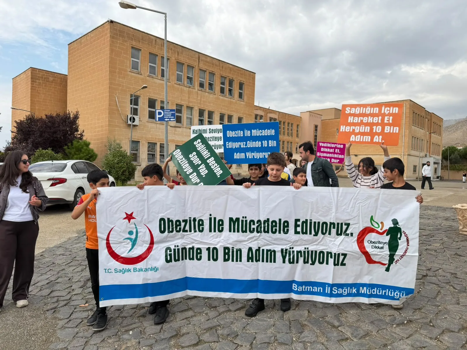 HASANKEYF’TE ÖĞRENCİLER SAĞLIK İÇİN YÜRÜDÜ