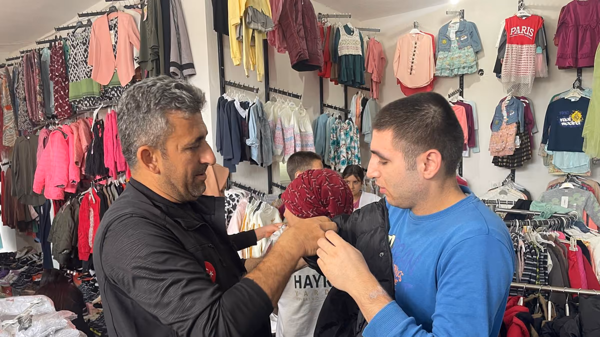 HAYRAT DERNEĞİNDEN ÇOCUKLARA KIŞLIK GİYİM YARDIMI