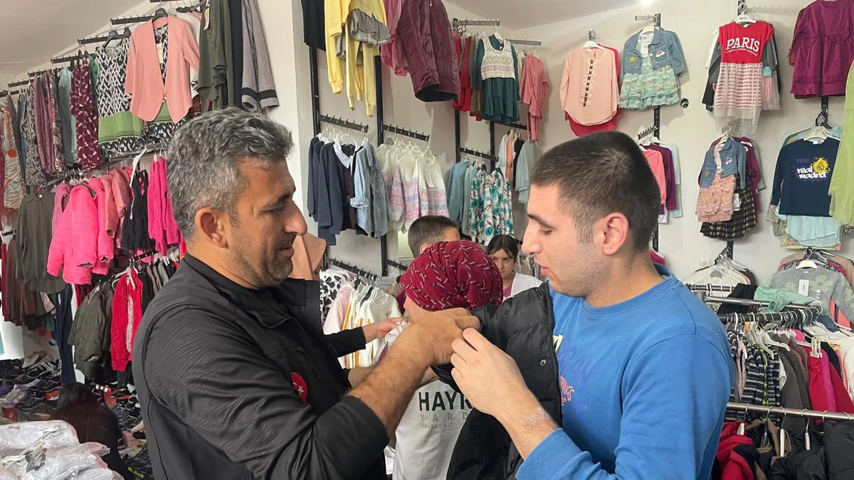 HAYRAT DERNEĞİNDEN ÇOCUKLARA KIŞLIK GİYİM YARDIMI