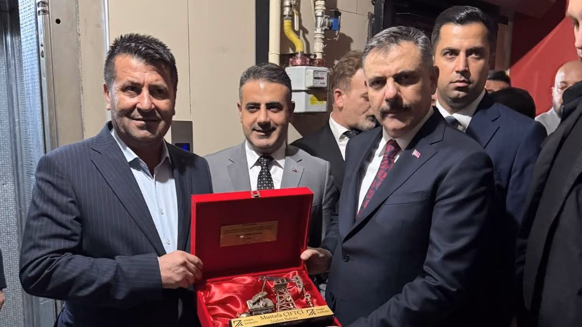 İŞ İNSANI ZENGİN’DEN BAKAN ÇİFTÇİ’YE ANLAMLI HEDİYE
