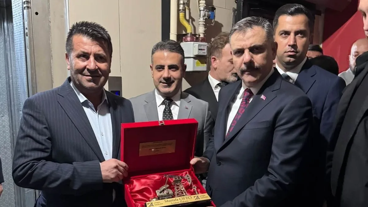 İŞ İNSANI ZENGİN’DEN BAKAN ÇİFTÇİ’YE ANLAMLI HEDİYE