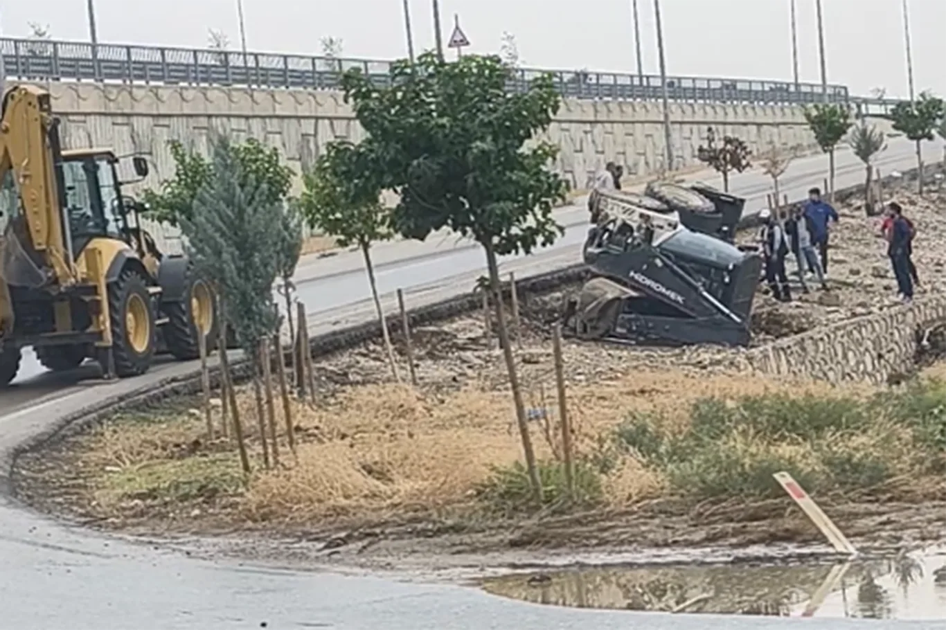 BATMAN’DA KEPÇE DEVRİLDİ: SÜRÜCÜ YARALANDI