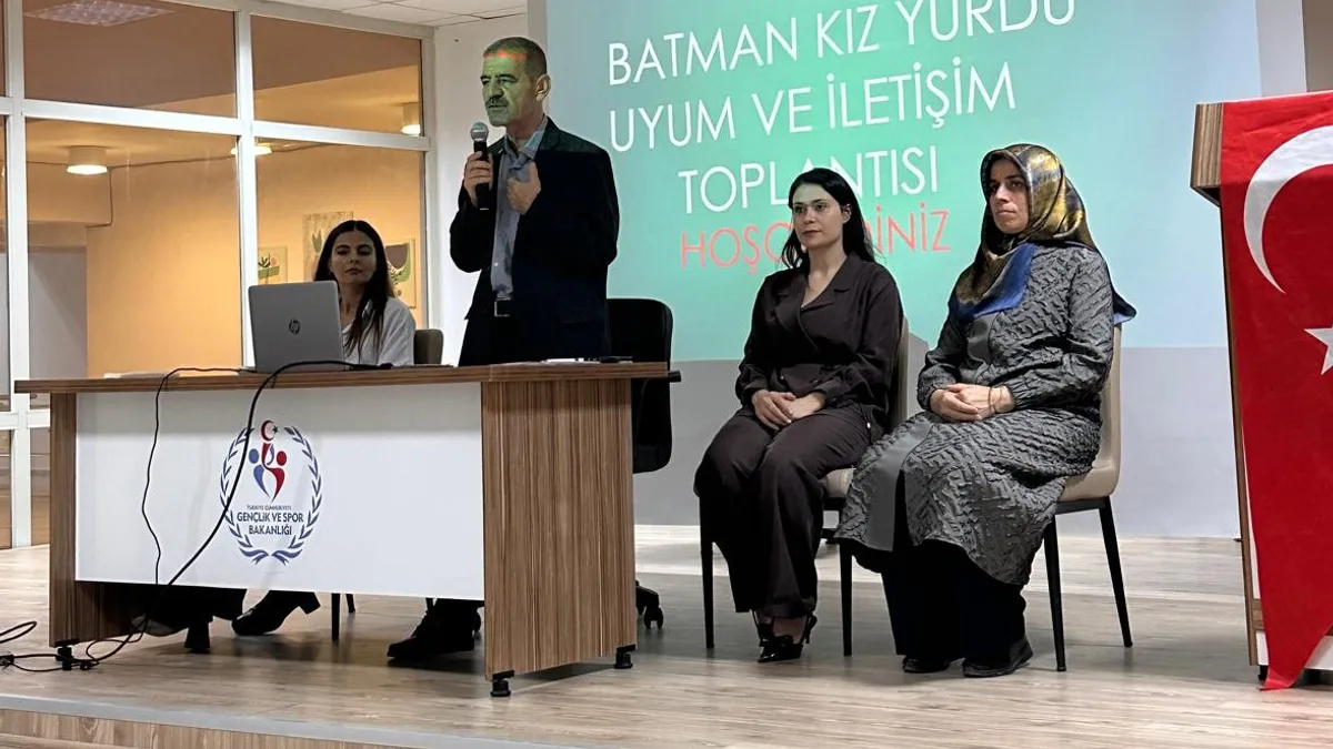 KIZ ÖĞRENCİ YURDUNDA YENİ ÖĞRENCİLERE UYUM EĞİTİMİ