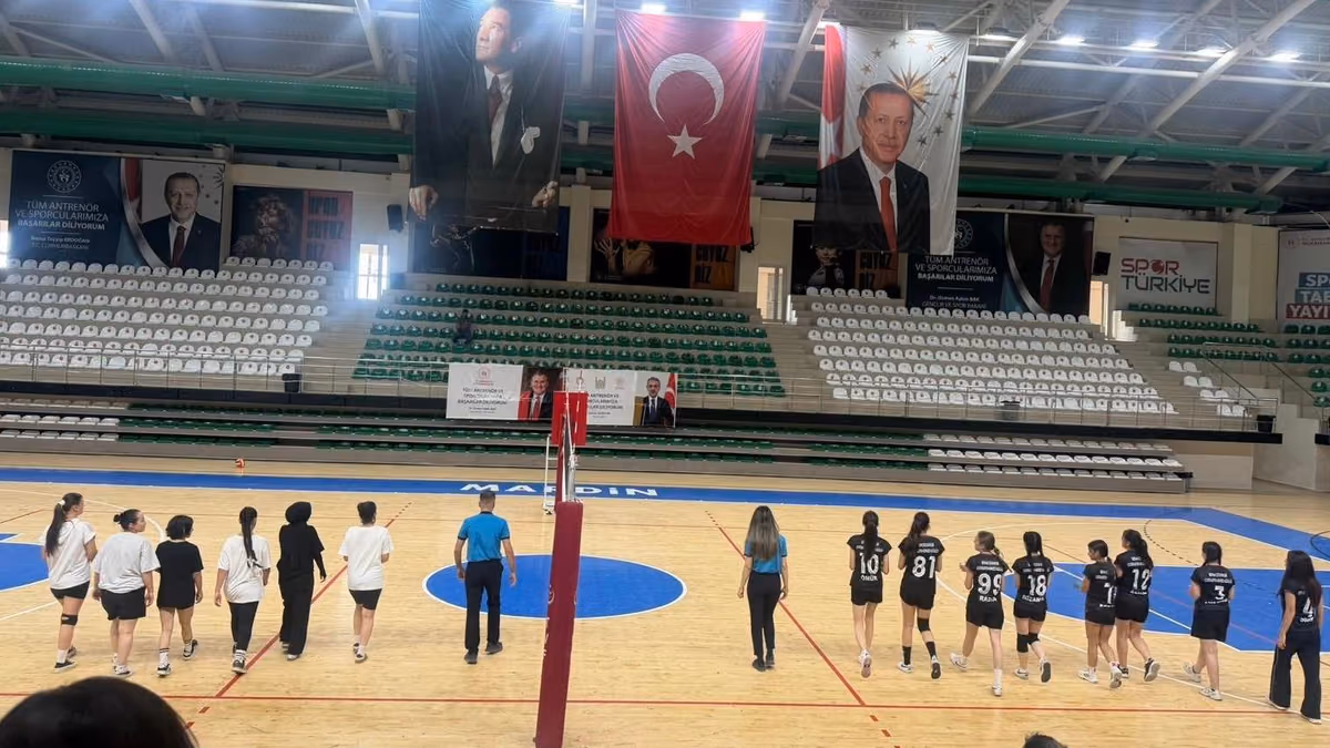 KIZ VOLEYBOL TAKIMI MARDİN’DEN GALİBİYETLE DÖNDÜ