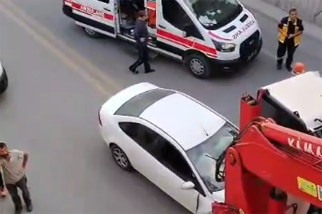 VİNÇ KÖPRÜYE ÇARPTI: 2 YARALI