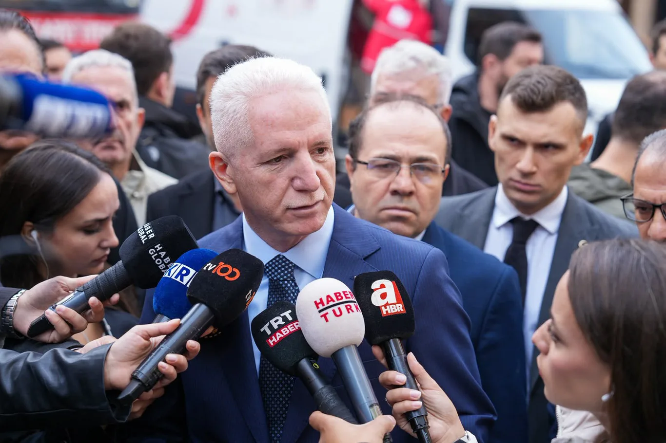 MALTEPE’DE ENKAZDAN 3’Ü ÇOCUK 8 KİŞİ KURTARILDI