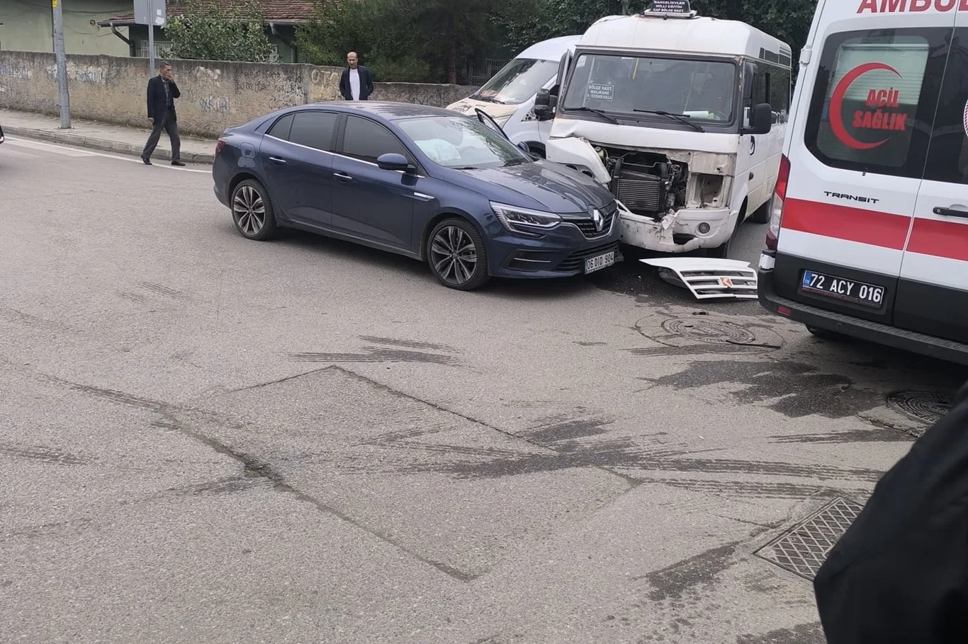 BAHÇELİEVLER’DE MİNİBÜS İLE OTOMOBİL ÇARPIŞTI
