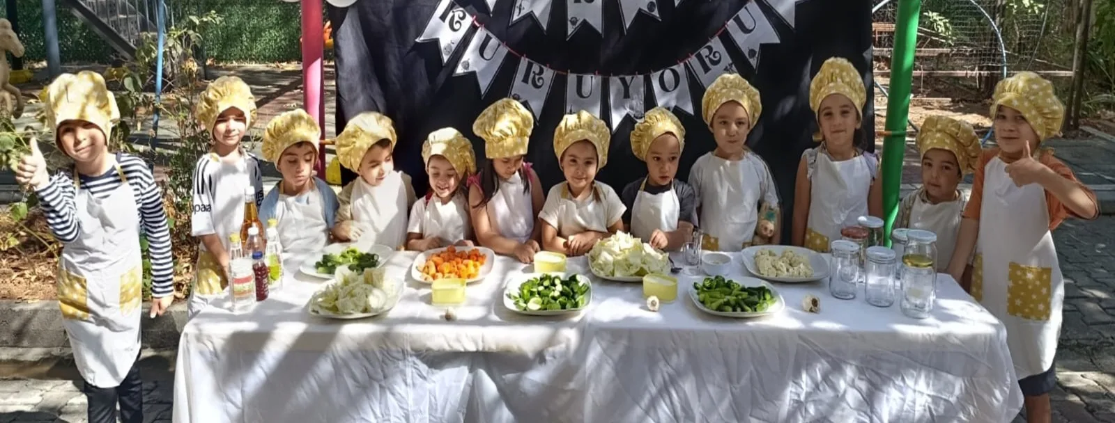 MİNİK ÖĞRENCİLER TURŞU YAPMAYI ÖĞRENDİ