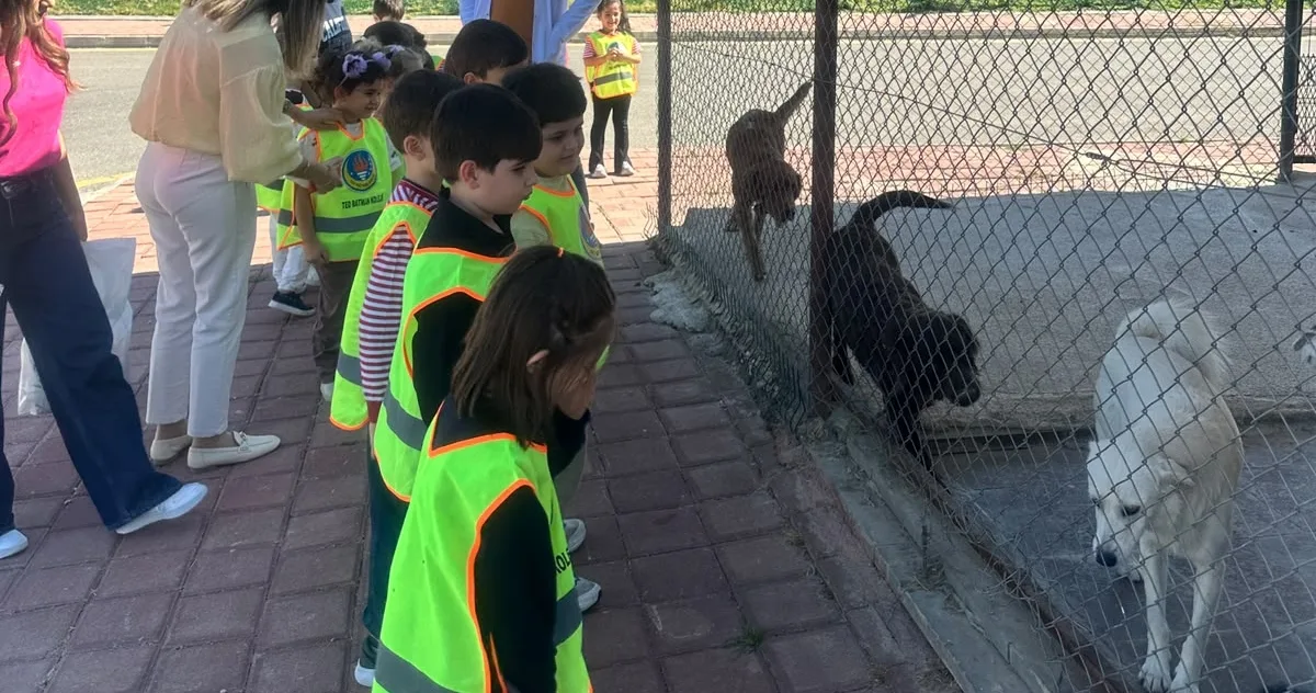 MİNİK ÖĞRENCİLERDEN HAYVANLARA SEVGİ DOLU ZİYARET