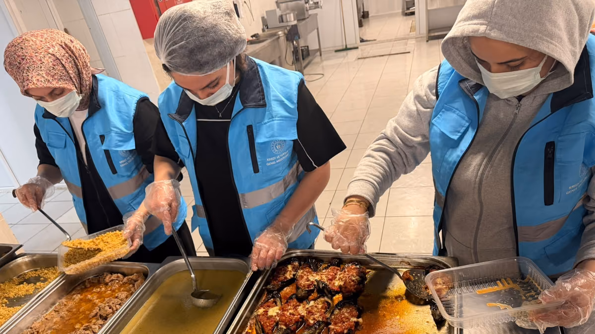 ÖĞRENCİLERDEN İHTİYAÇ SAHİPLERİNE SICAK YEMEK DESTEĞİ