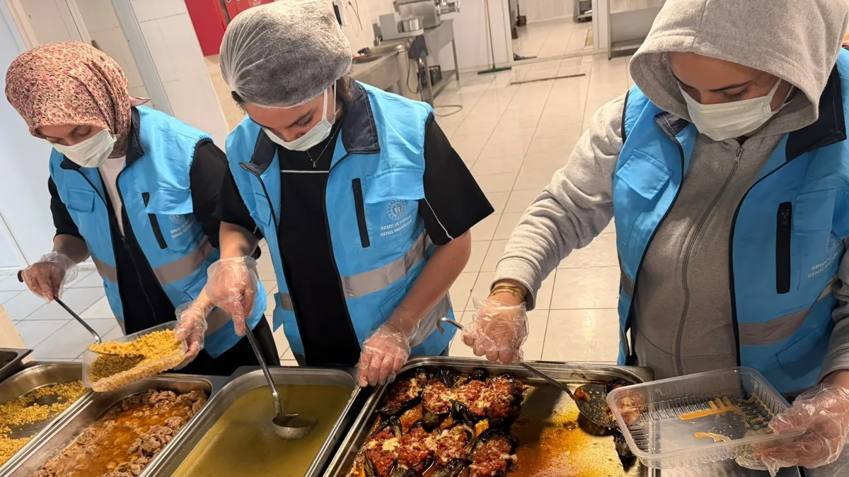 ÖĞRENCİLERDEN İHTİYAÇ SAHİPLERİNE SICAK YEMEK DESTEĞİ