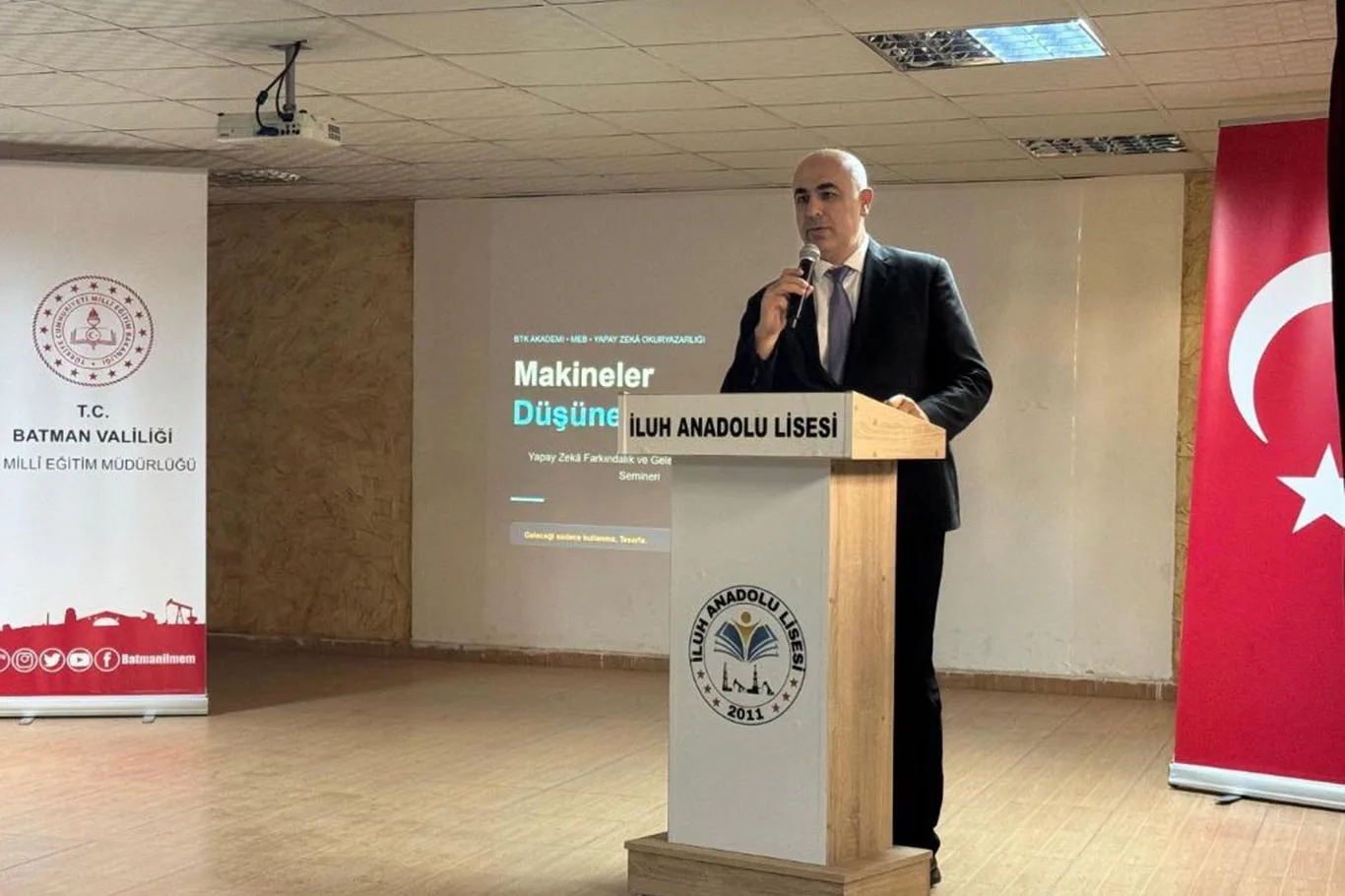 OKULLARDA YAPAY ZEKÂ OKURYAZARLIĞI EĞİTİMLERİ BAŞLADI