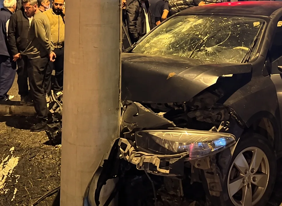 OTOMOBİL DİREĞE ÇARPTI, TRAFO ARACIN ÜZERİNE DEVRİLDİ