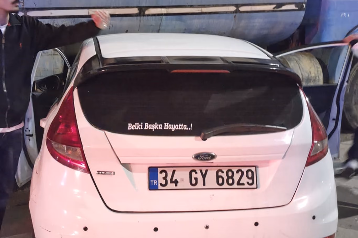 OTOMOBİL İLE TANKER ÇARPIŞTI: 1 YARALI