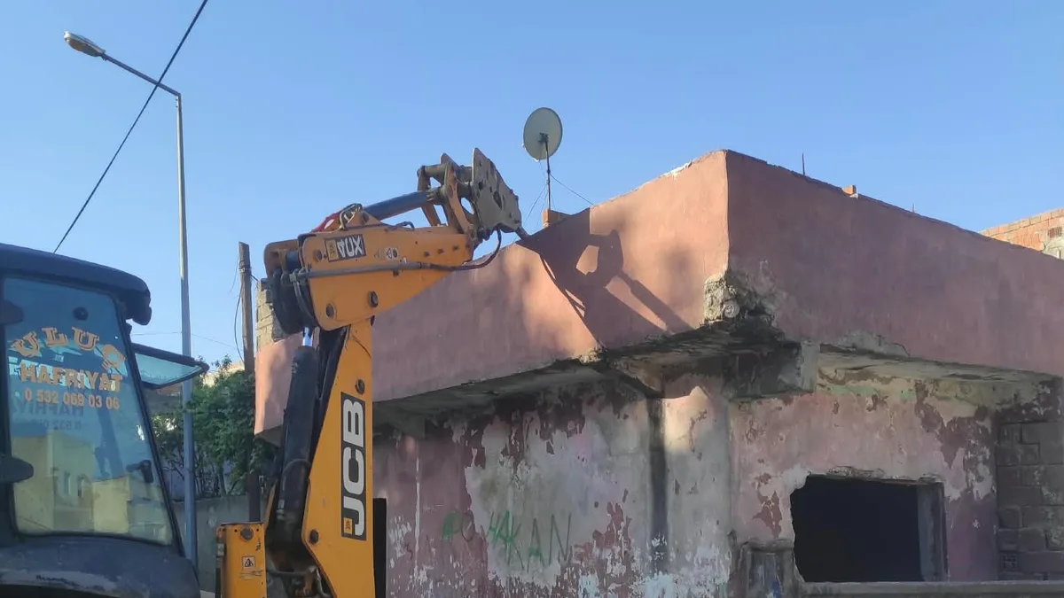 RİSKLİ YAPILAR TEK TEK YIKILIYOR