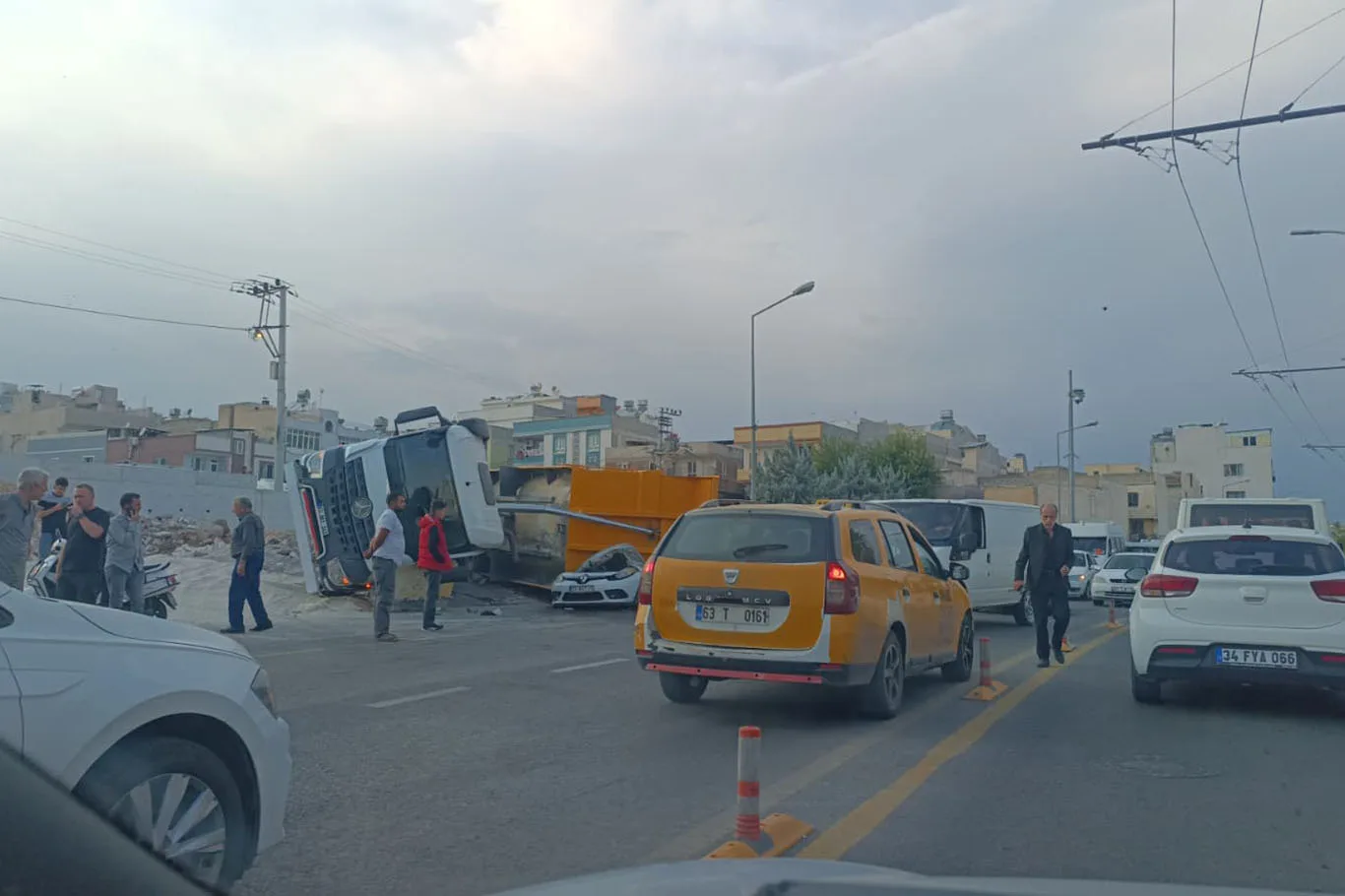 HAFRİYAT KAMYONU OTOMOBİLİN ÜZERİNE DEVRİLDİ