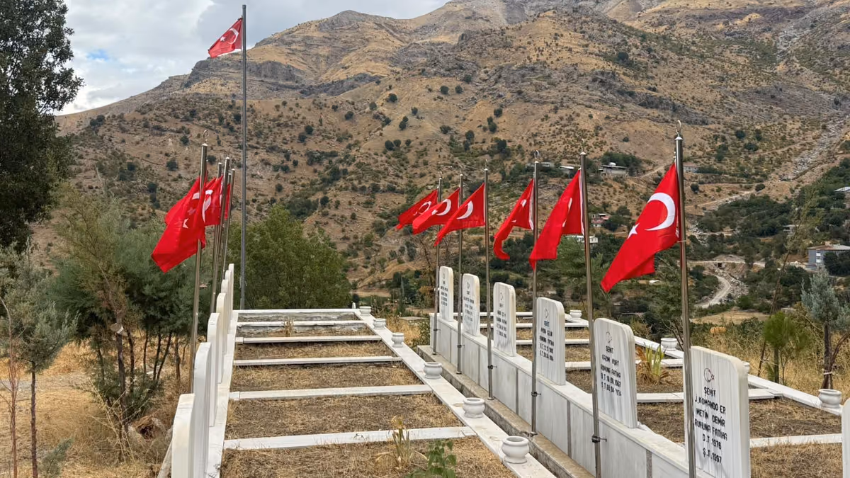 SASON’DA ŞEHİT KABİRLERİNDE BAYRAKLAR YENİLENİYOR