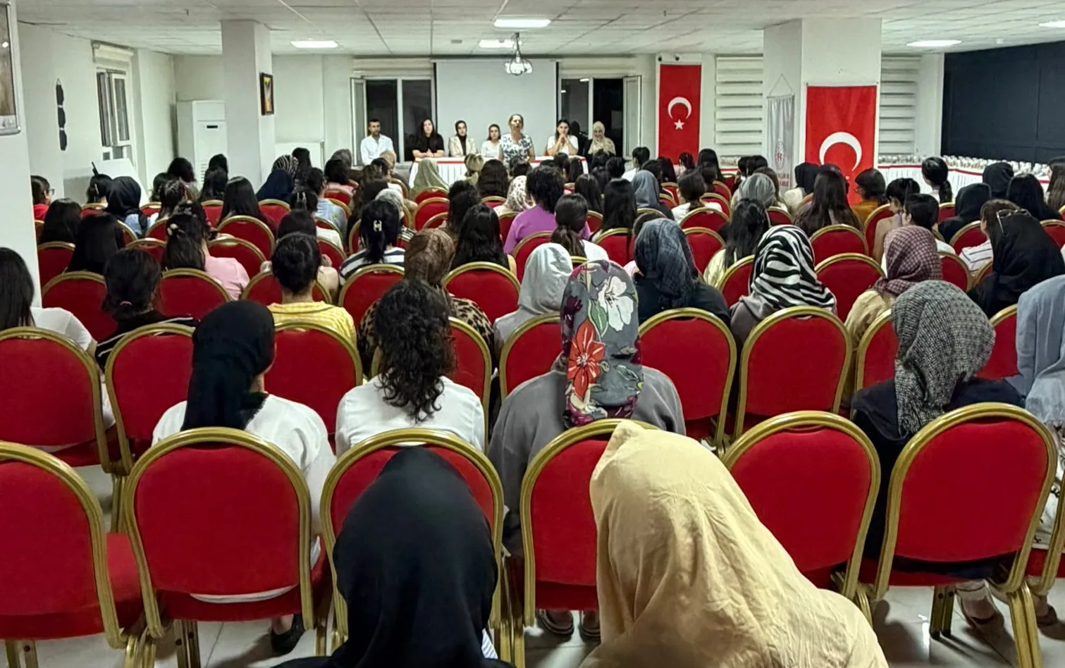 YENİ ÖĞRENCİLERE YURT YAŞAMI ANLATILDI