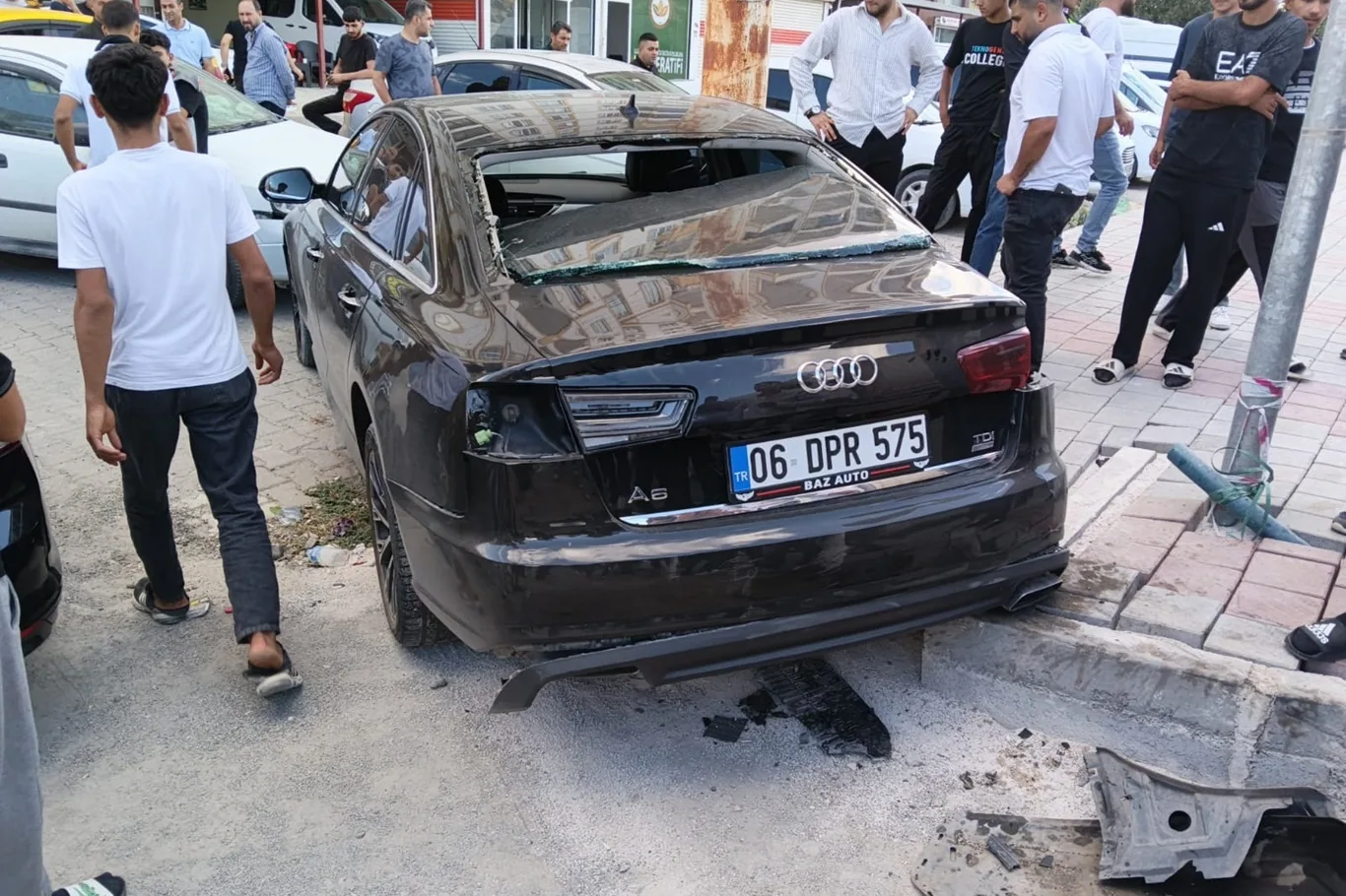TIR İLE TAKSİ ÇARPIŞTI: 1 YARALI