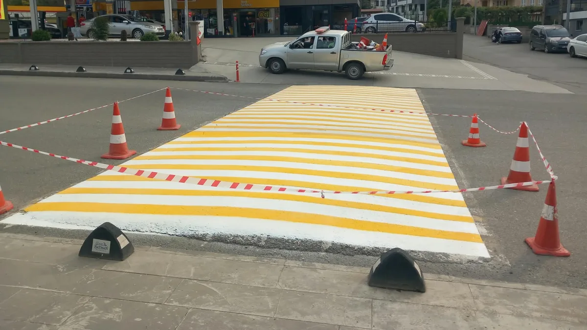 TRAFİK GÜVENLİĞİ İÇİN YOLLAR YENİLENİYOR