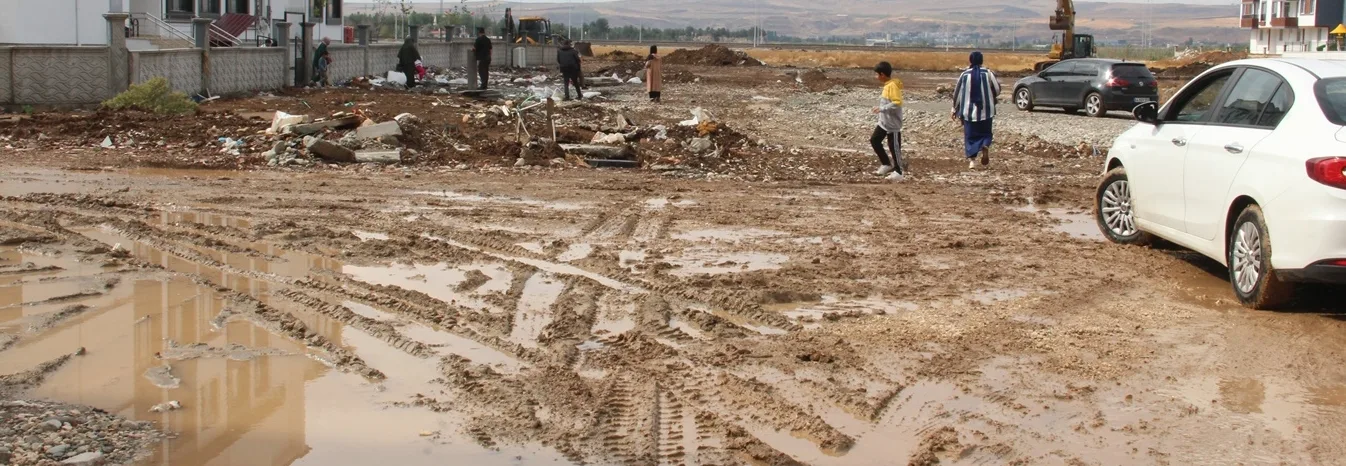 YAĞMUR YOLLARI ÇAMURA ÇEVİRDİ: MAHALLELİ ALTYAPI BEKLİYOR