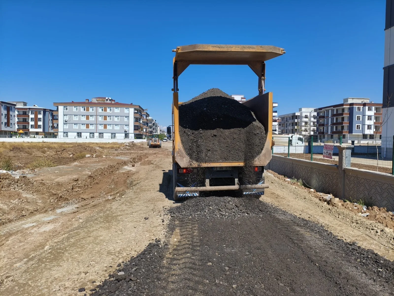 YOL VE KALDIRIM ÇALIŞMALARI SÜRÜYOR