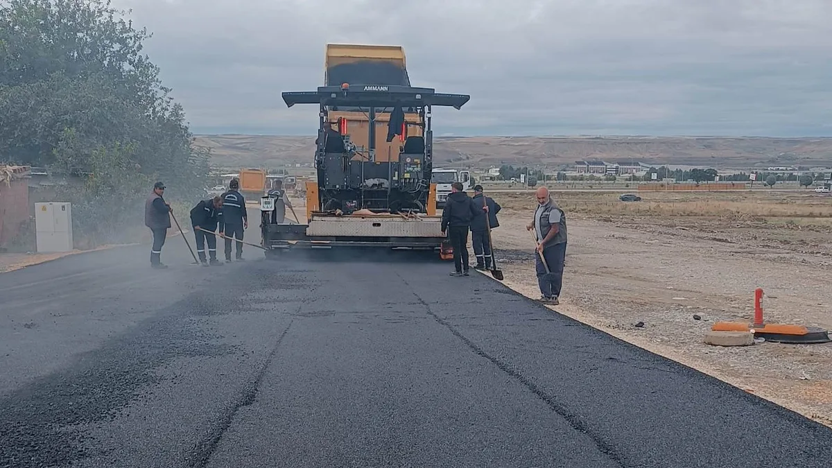 YOL VE ÜSTYAPI ÇALIŞMALARI SÜRÜYOR