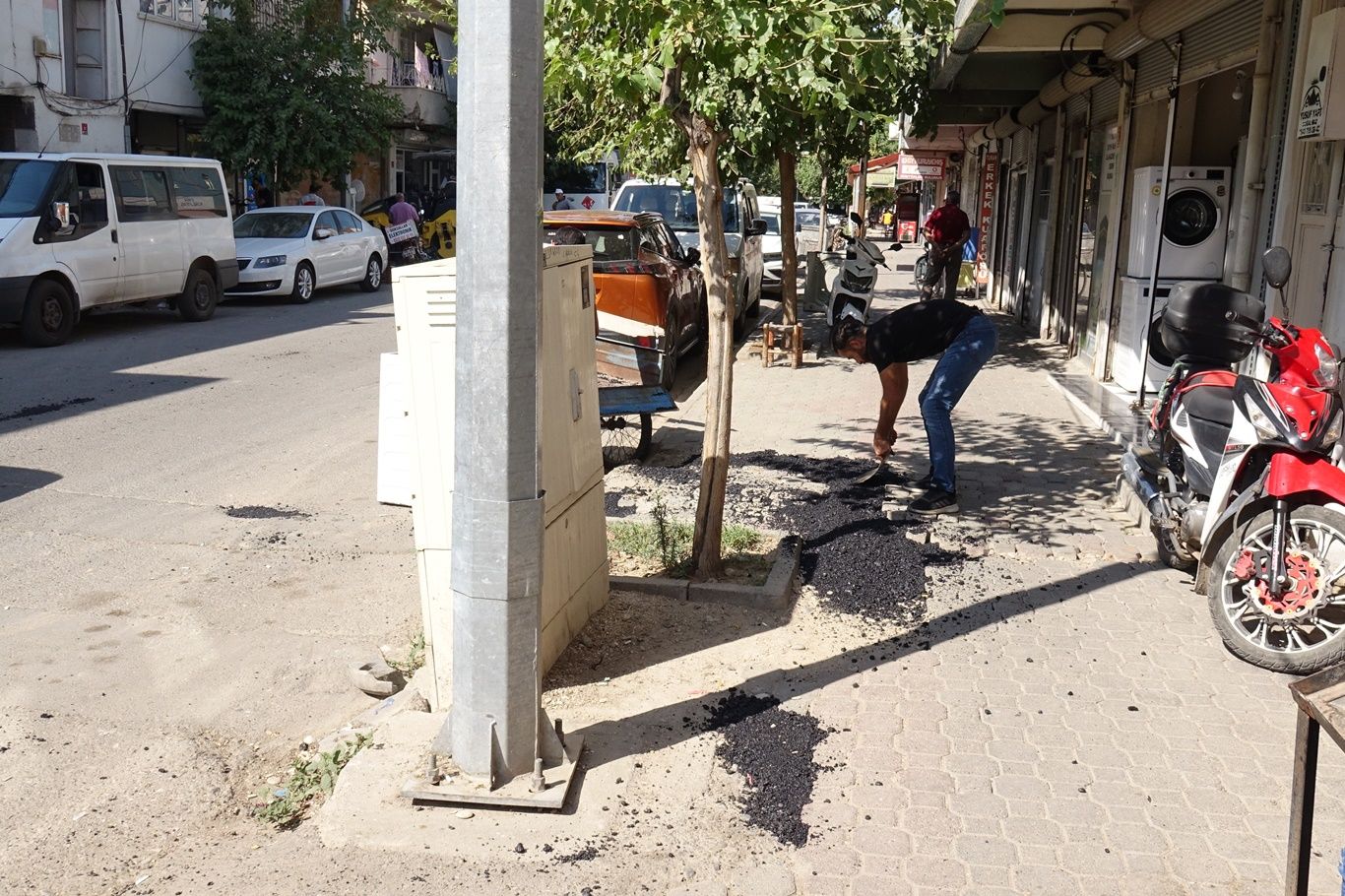 BOZUK KALDIRIMLARI VATANDAŞLAR YAPIYOR