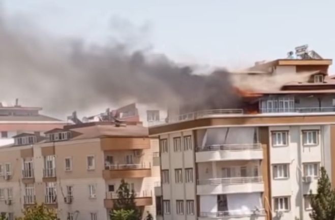 APARTMANDA ÇIKAN YANGIN, KISA SÜREDE KONTROL ALTINA ALINDI