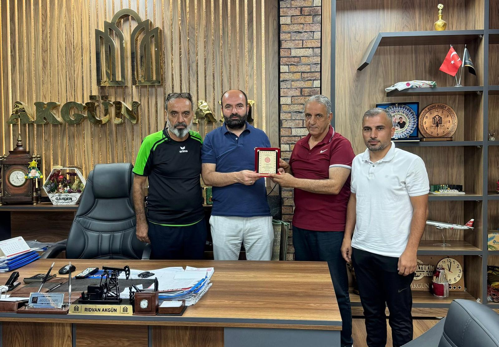 ASKF’DEN İŞ İNSANI AKGÜN’E TEŞEKKÜR PLAKETİ