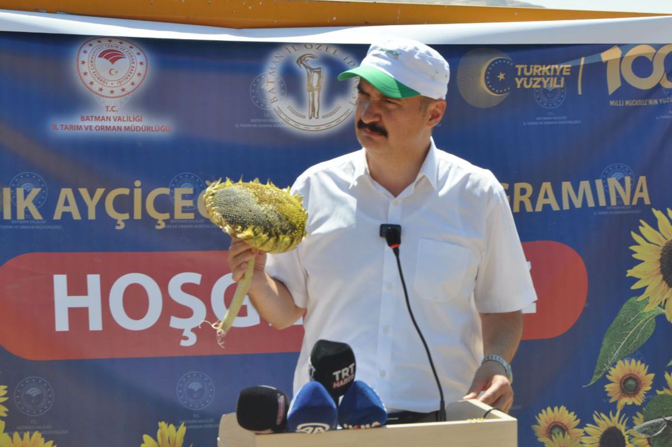 BATMAN’DA İLK KEZ BİRİNCİ ÜRÜN OLAN YAĞLIK AYÇİÇEĞİ HASADI YAPILDI