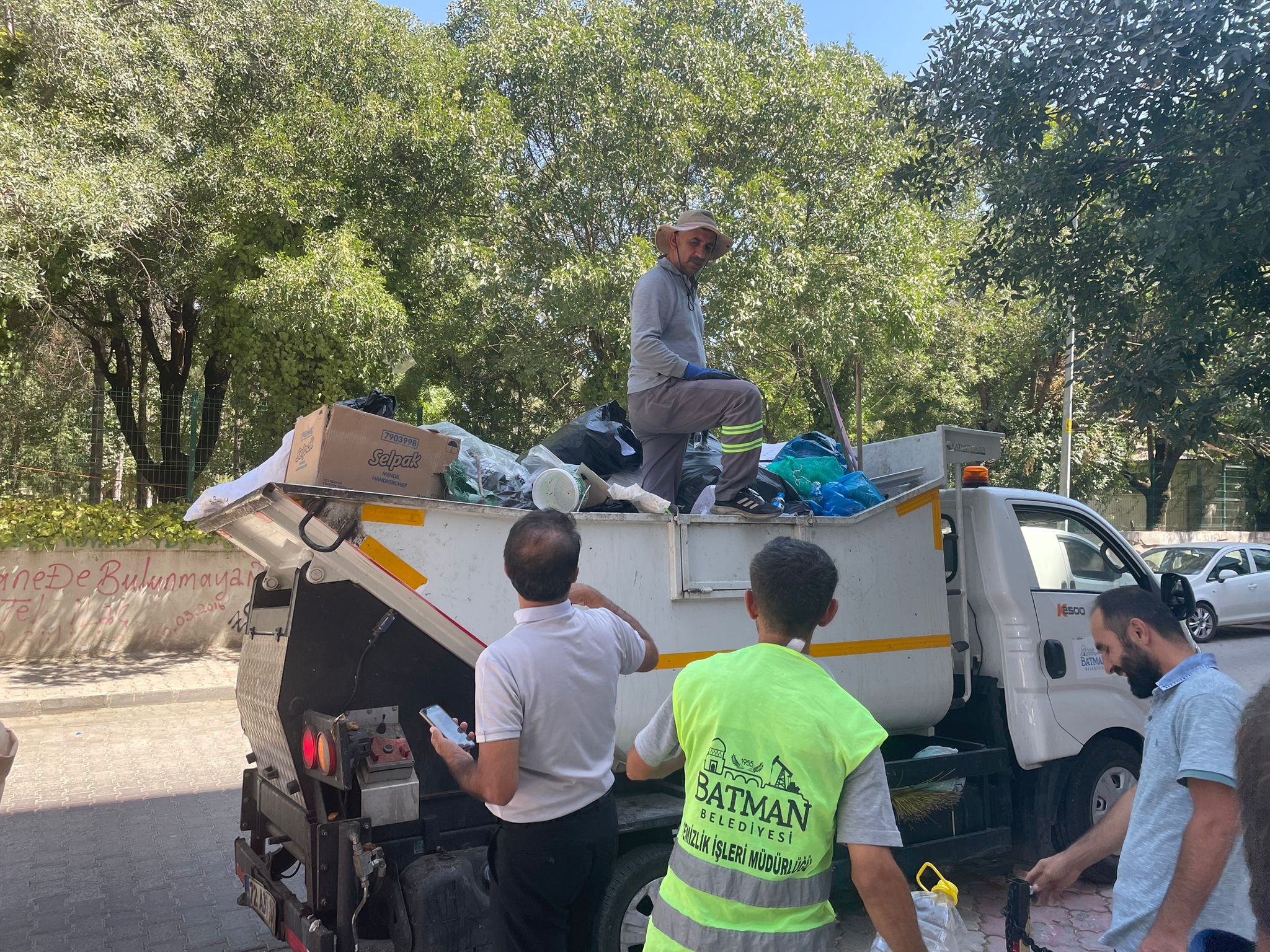 KÖTÜ KOKU YAYILAN EVDEN 20 TON ÇÖP ÇIKTI