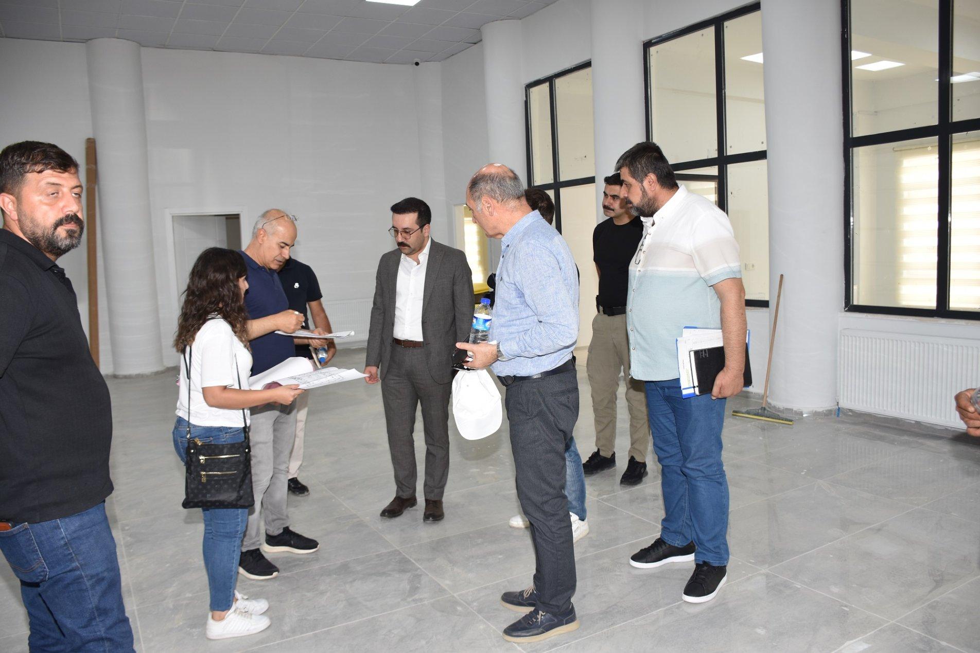 CANPOLAT VE KURTARAN OKUL İNŞAATLARINI GEZDİLER