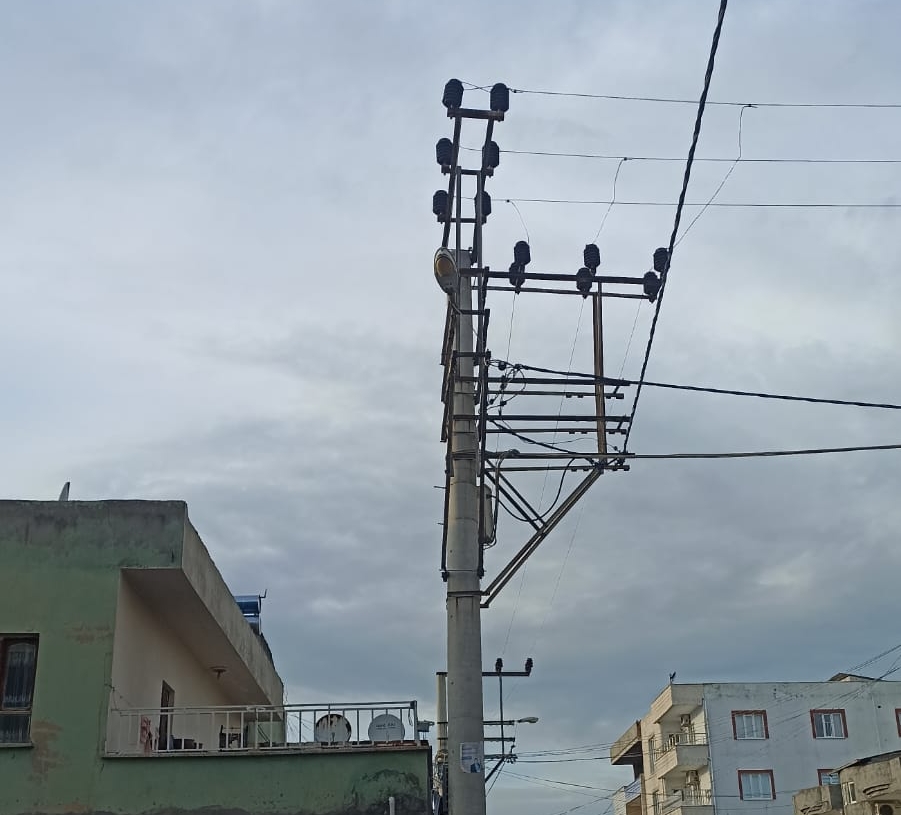 ‘’ELEKTRİK DİREKLERİ KALDIRIMLARI İŞGAL EDİYOR’’