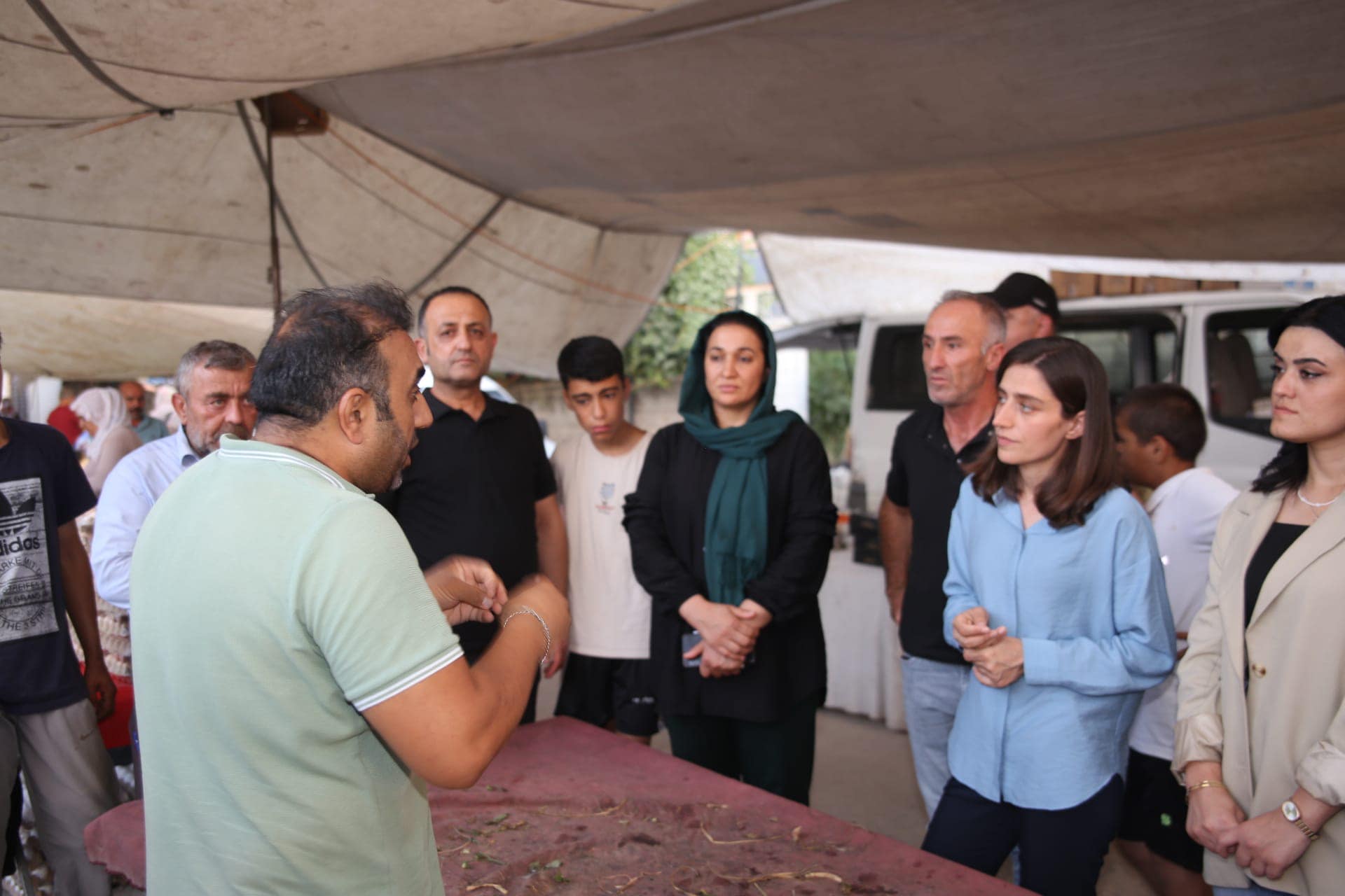 EŞ BAŞKANLAR SEMT PAZARINDA VATANDAŞLARI DİNLEDİ