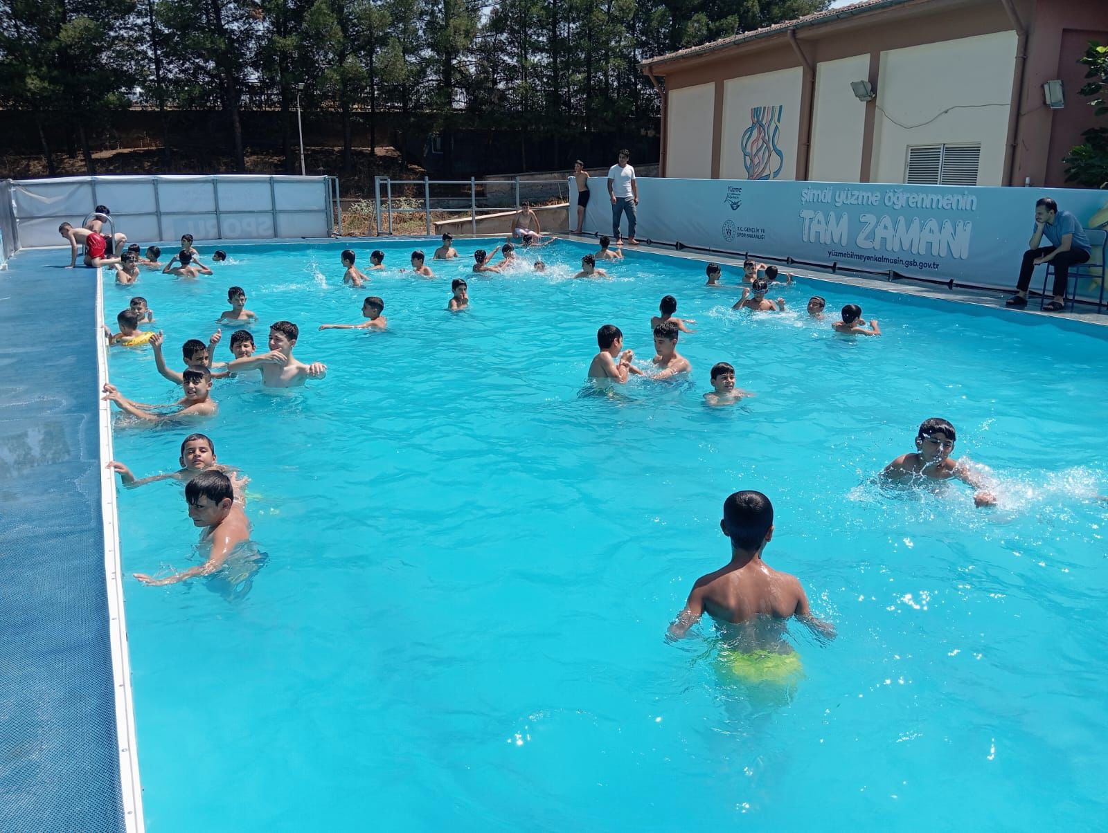 GENÇLER İÇİN 8 ADET PORTATİF HAVUZ HİZMET VERİYOR