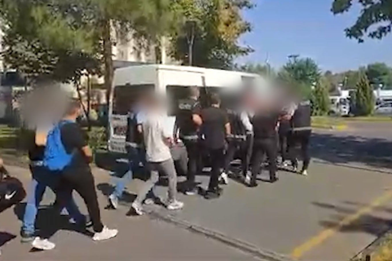 İŞE GİRME VAADİYLE GENÇLERİ DOLANDIRAN 7 KİŞİ TUTUKLANDI