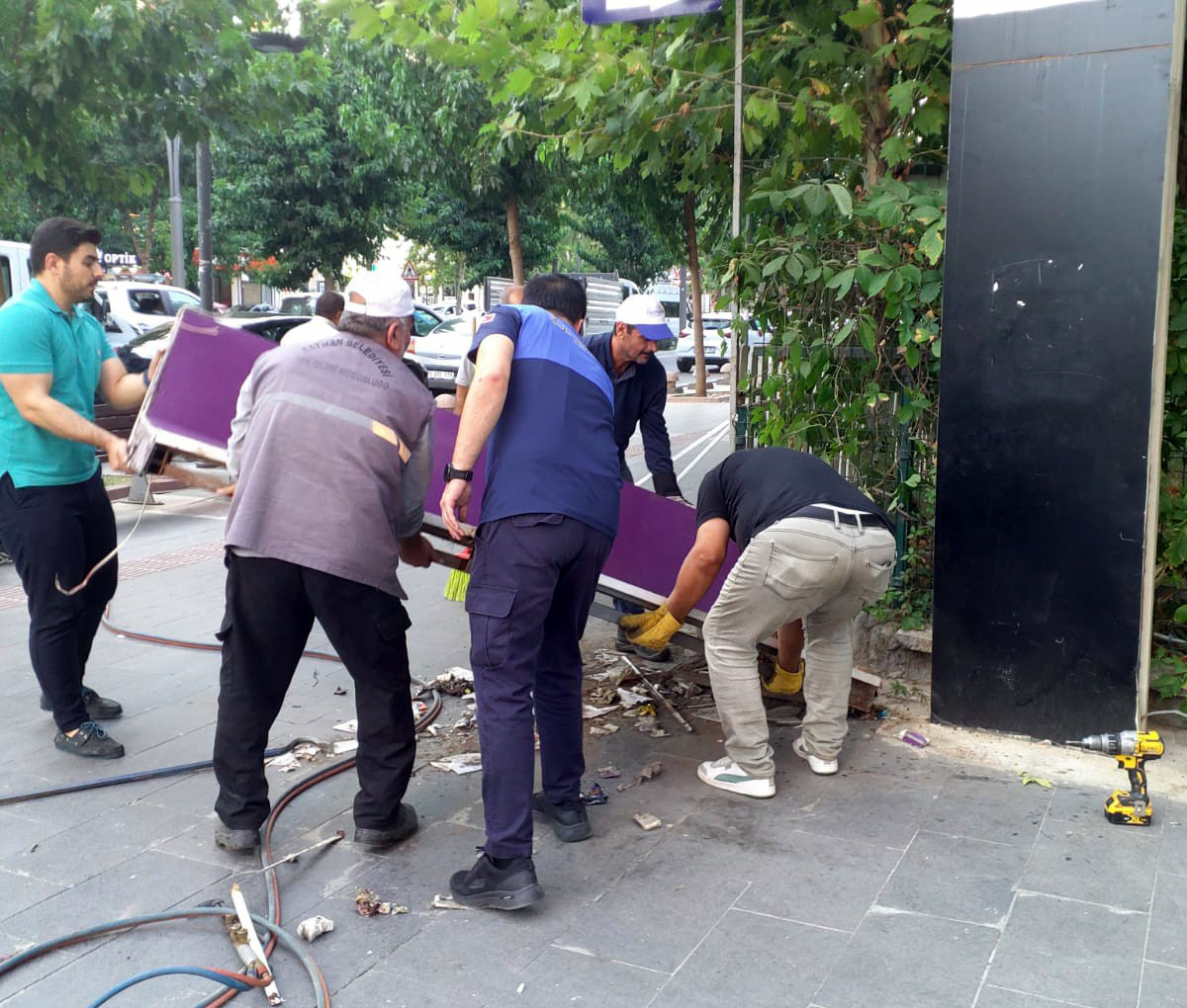 GÖRÜNTÜ KİRLİLİĞİ OLUŞTURAN İZİNSİZ REKLAMLAR TOPLANDI