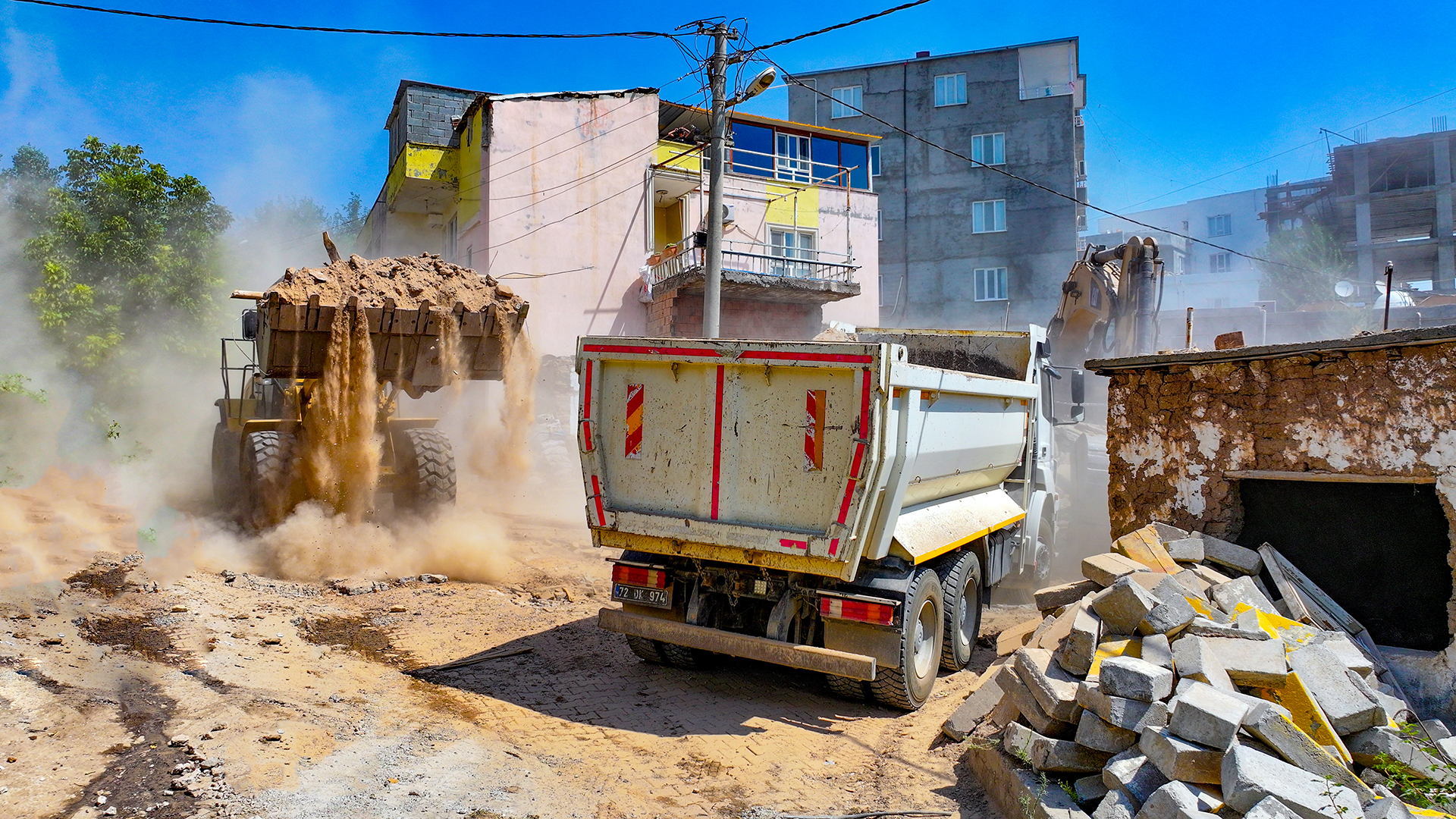 KÖYLERDE METRUK YAPILAR YIKILIYOR